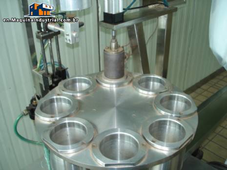 Capper for flasks with aluminum seal