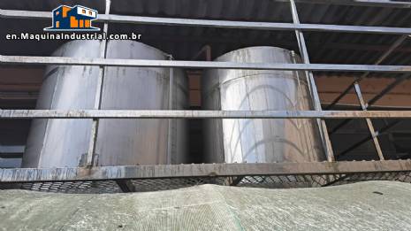Mixing tank with platform in 316 stainless steel, 1500 liters and 2500 liters.
