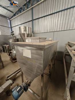 Stainless steel bagging storage silo with 2000 liter output screw conveyor