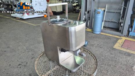 Semi-automatic benchtop vegetable oil extraction press, up to 18 kg per hour.