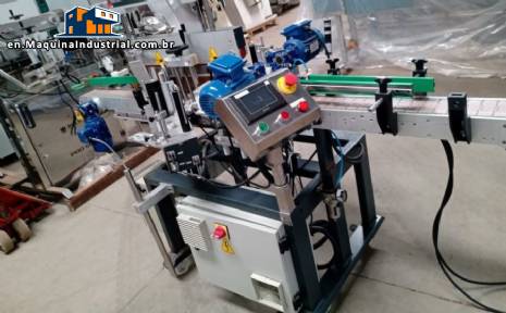 Automatic labeler for flat bottles