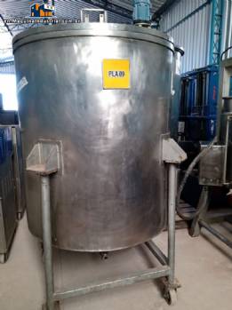 Stainless steel tank for product agitation