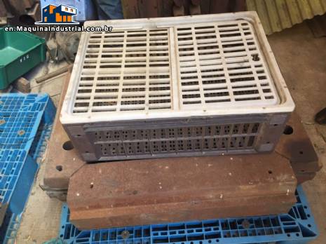 Mold for injection of plastic doors