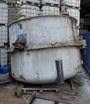 Stainless steel mixer with a 10,000-liter capacity and a 7.5 HP motor.