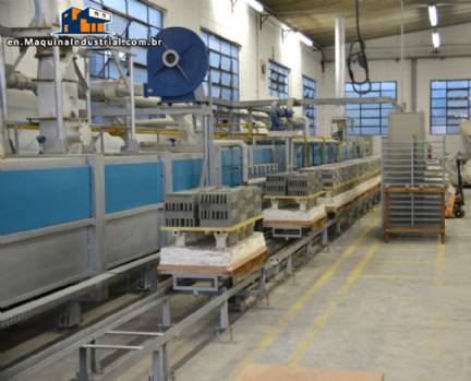 Tunnel kiln with trolleys for firing ceramic tiles