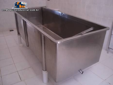 Stainless steel tank for cheese