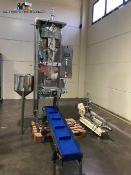 Filling machine of liquids for flexible packaging