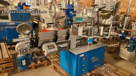 Automatic double-head labeling machine for cylindrical and flat bottles, Tudela, 3,000 labels per hour. Automatic double-head labeling machine for cylindrical and flat bottles, Tudela, 3,000 labels per hour.