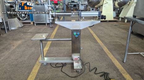 Semi-automatic stainless steel liquid filling machine with 1 nozzle. Semi-automatic stainless steel liquid filling machine with 1 nozzle.